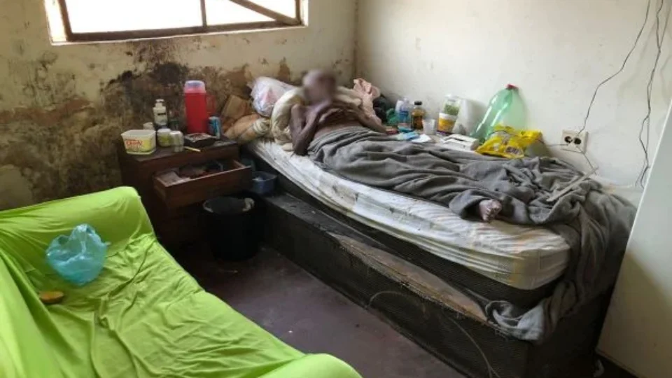 Urina, fezes e fome: idoso é abandonado por família em casa