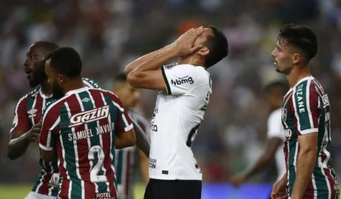VÍDEO: Torcedores de Fluminense e Corinthians brigam na orla de Copacabana