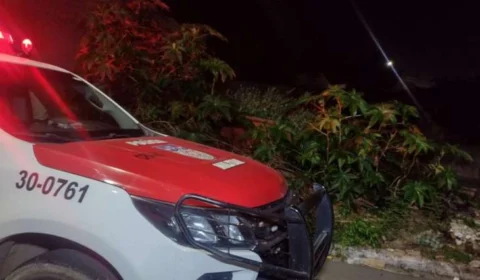 Jovem é encontrado morto com golpes de faca em terreno baldio