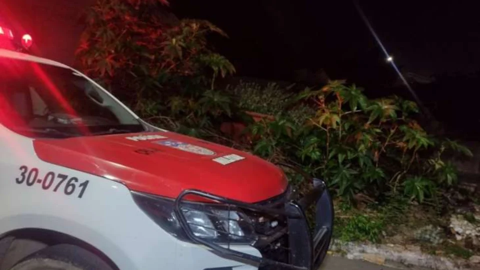 Jovem é encontrado morto com golpes de faca em terreno baldio