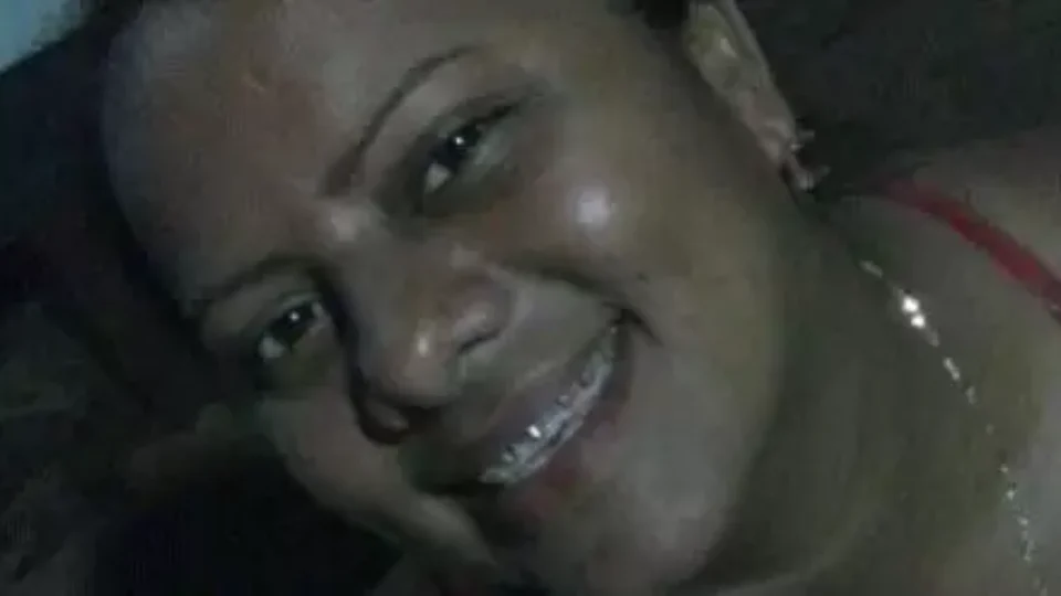 Mulher é encontrada morta com um cadeado trancado na boca