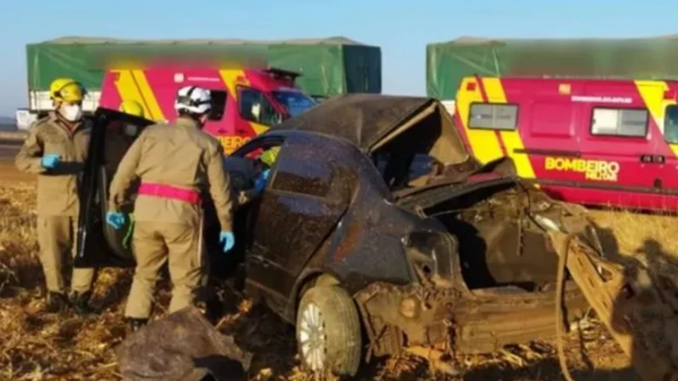 Motorista que dirigia carro roubado morre após bater contra caminhão