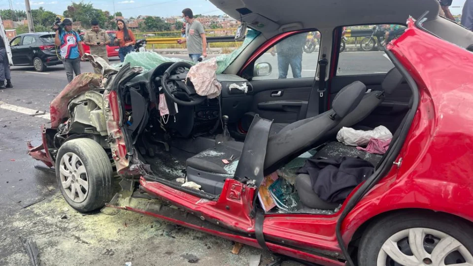 VEJA VÍDEO: acidente grave deixa vítimas presas às ferragens