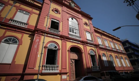 Biblioteca Pública do Amazonas é batizada com nome do poeta Thiago de Mello