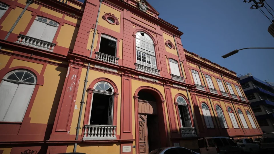 Biblioteca Pública do Amazonas é batizada com nome do poeta Thiago de Mello
