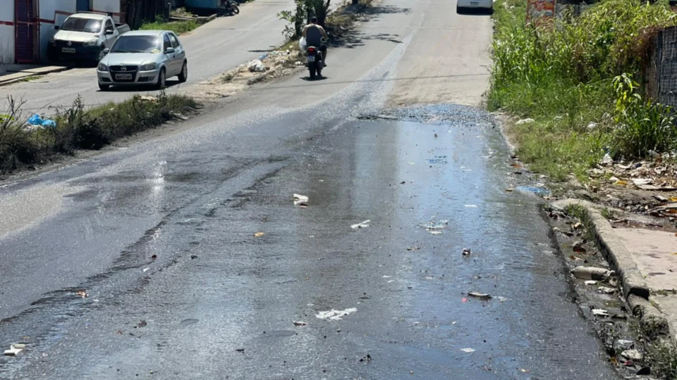 Cano estourado causa transtorno a moradores do bairro Jorge Teixeira