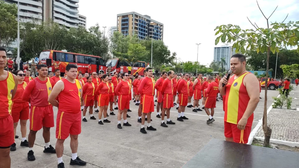 Corpo de Bombeiros realiza treinamento e atendimento médico na Ponta Negra