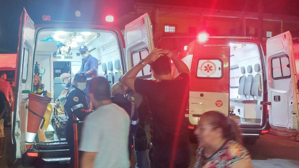 Homem é atropelado por entregador ao tentar atravessar rua, na zona Norte