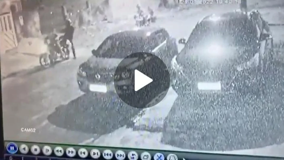 Vídeo mostra quando homem é morto com tiro na nuca ao levar assassino em moto em Manaus