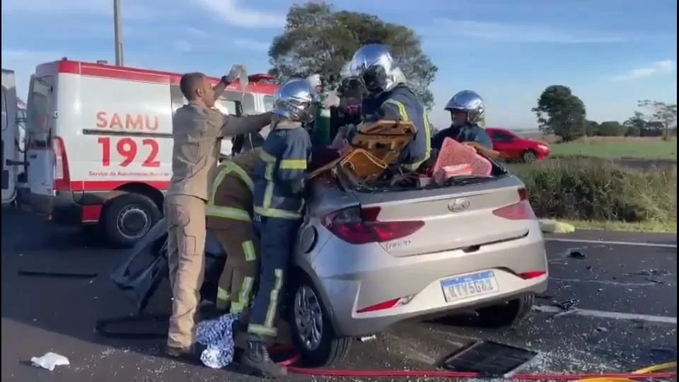 VÍDEO: Colisão violenta entre carros deixa quatro feridos