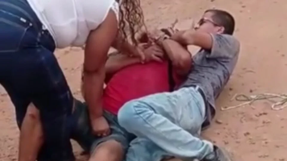 Suspeito de roubo é imobilizado pelos testículos