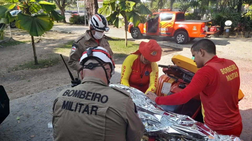 VEJA VÍDEO: jovem é socorrido após se afogar na praia da Ponta Negra