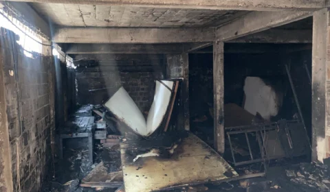 Incêndio destrói marcenaria no Petrópolis após equipamento superaquecer; veja vídeo