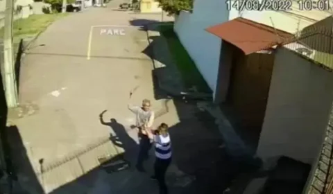 VEJA VÍDEO: imagens de pai dando 20 golpes de faca no filho após briga por herança é divulgado