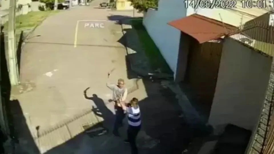 VEJA VÍDEO: imagens de pai dando 20 golpes de faca no filho após briga por herança é divulgado