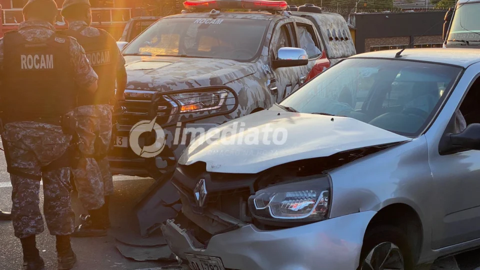 Motorista fica lesionada em colisão de carro com viatura da Rocam em Manaus
