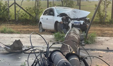 Motorista de aplicativo dorme ao volante e derruba quatro postes