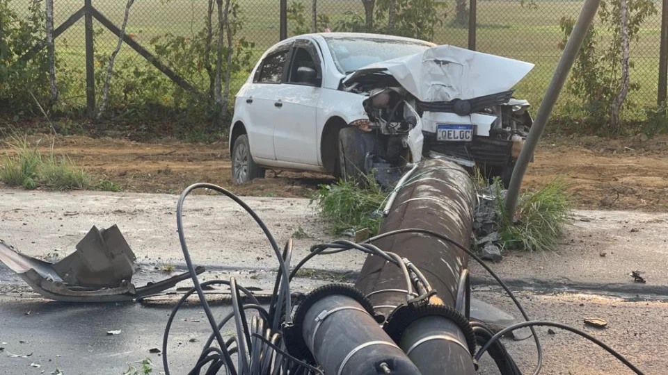 Motorista de aplicativo dorme ao volante e derruba quatro postes