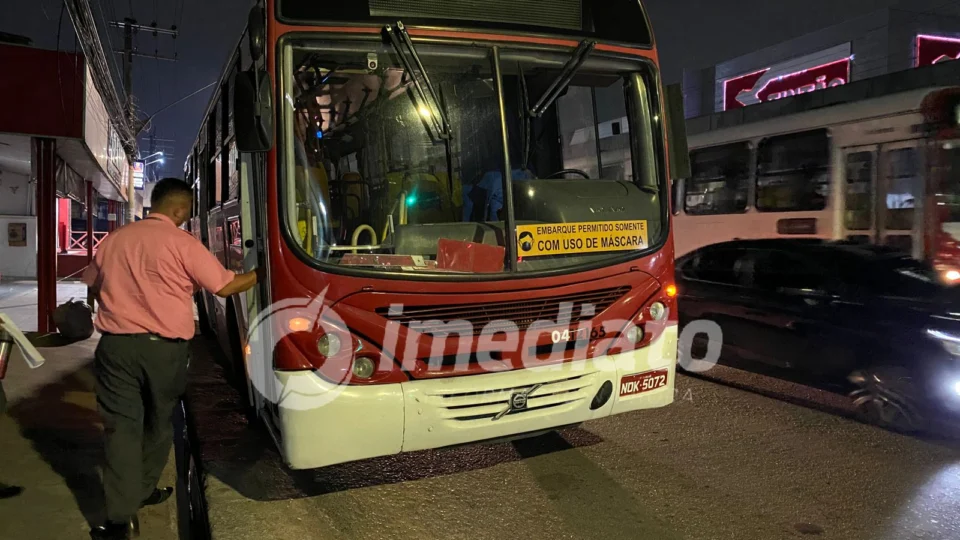 Bandidos fazem a limpa durante assalto a ônibus em Manaus