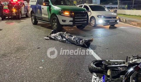 Motoqueiro morre ao ter cabeça esmagada por ônibus