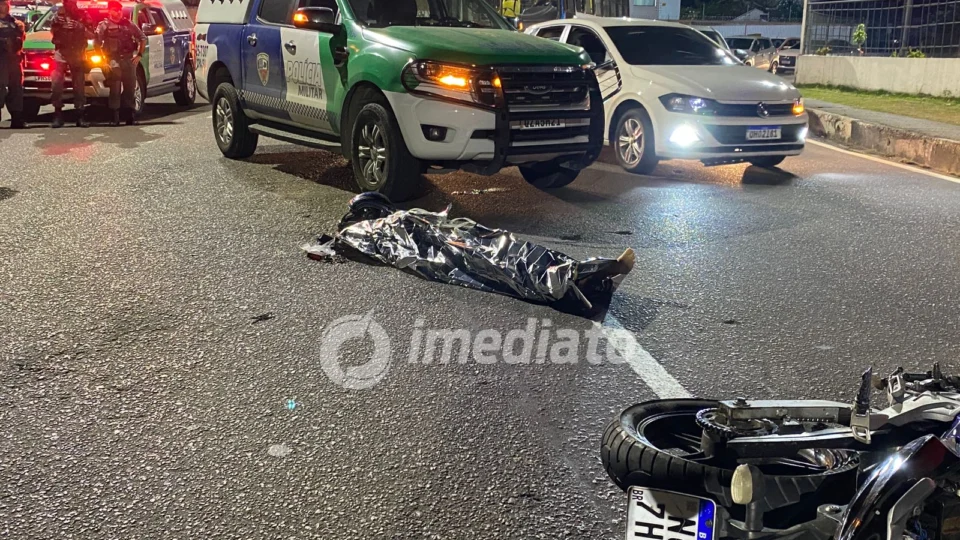 Motoqueiro morre ao ter cabeça esmagada por ônibus