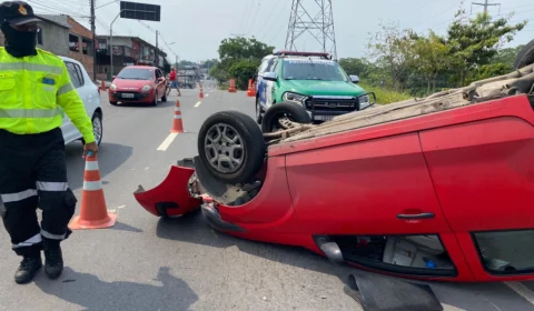 Capotamento de dois carros deixa vítima ferida na Avenida das Torres