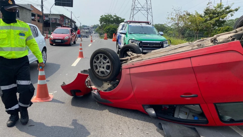 Capotamento de dois carros deixa vítima ferida na Avenida das Torres