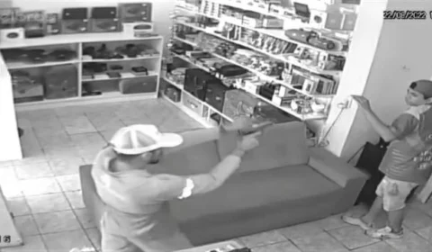 VEJA VÍDEOS: homem tenta se esconder mas é executado a tiros no bairro da União