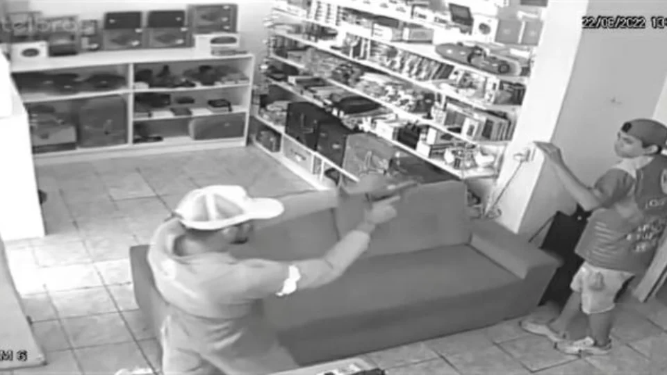 VEJA VÍDEOS: homem tenta se esconder mas é executado a tiros no bairro da União