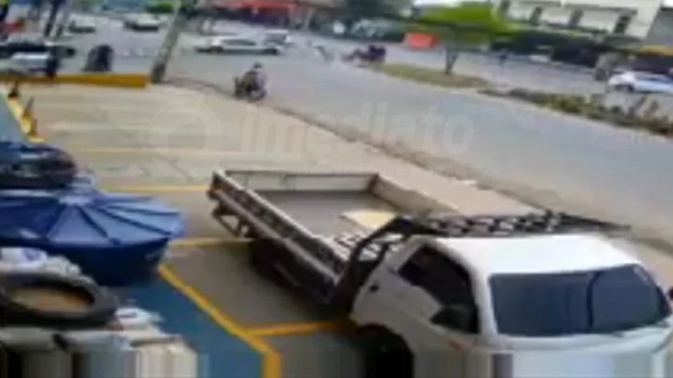 Vídeo mostra momento em que jovem morre ao ser arremessada durante colisão com carro