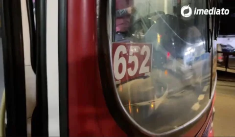 Bandido encosta faca em cobrador de ônibus e leva toda a renda dentro do T5