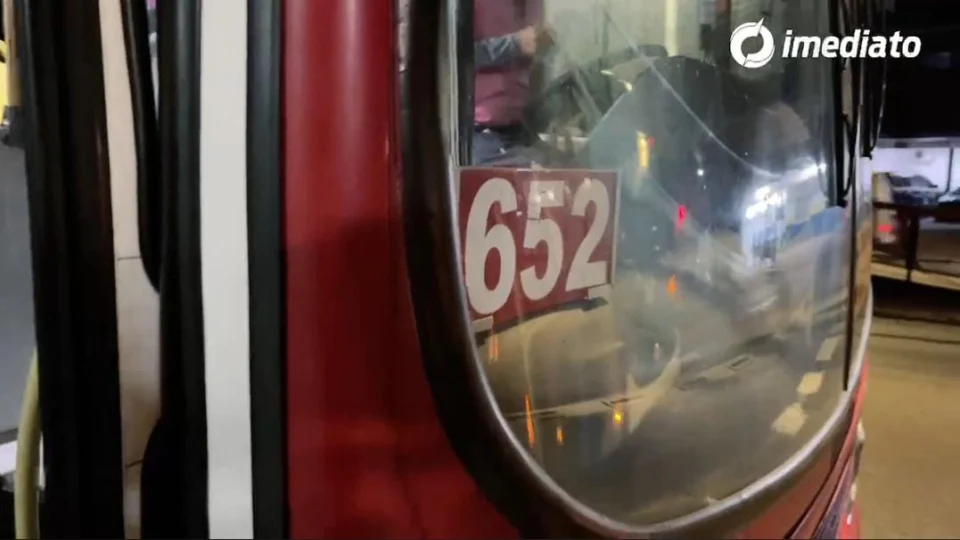 Bandido encosta faca em cobrador de ônibus e leva toda a renda dentro do T5