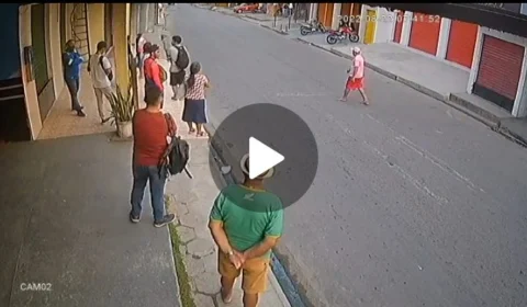 Homem com farda de empresa assalta pessoas em parada de ônibus na zona Leste