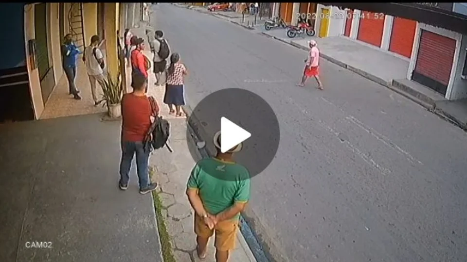 Homem com farda de empresa assalta pessoas em parada de ônibus na zona Leste