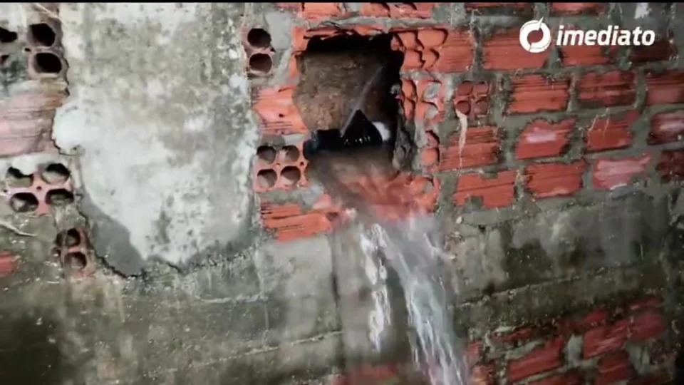 Família pede socorro após serviço da Eletrobrás Amazonas energia danificar cano de água