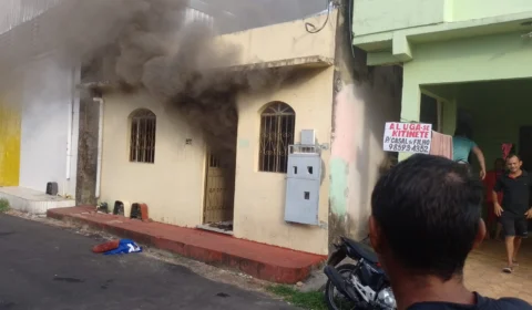 Na Compensa, casa pega fogo após curto-circuito no ar-condicionado