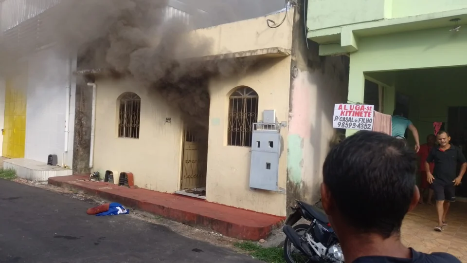 Na Compensa, casa pega fogo após curto-circuito no ar-condicionado