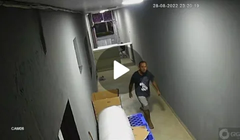Homem é flagrado invadindo e roubando  equipamentos eletrônicos de empresa em Manaus