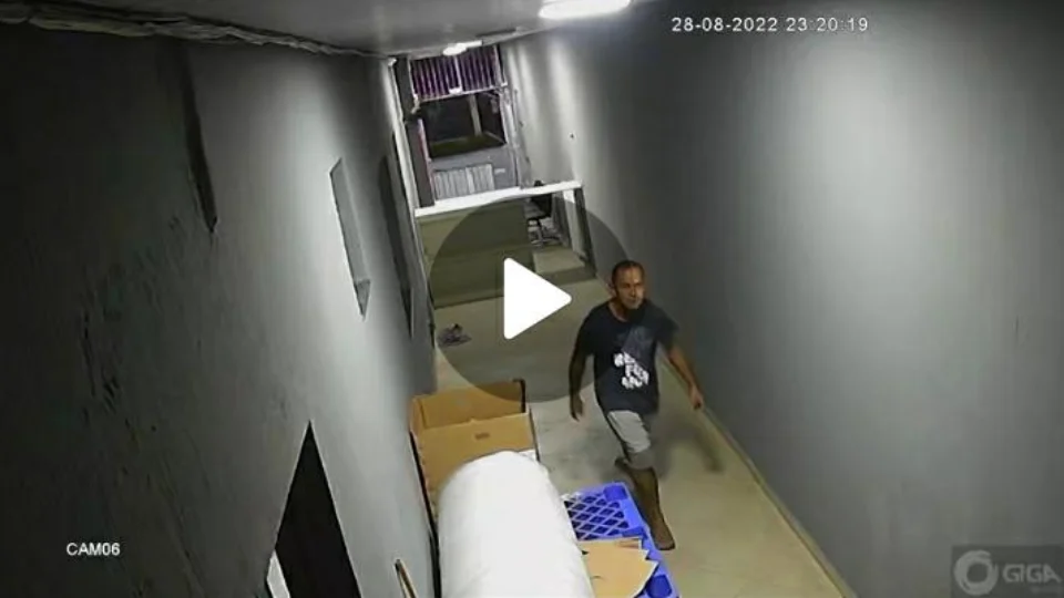 Homem é flagrado invadindo e roubando  equipamentos eletrônicos de empresa em Manaus