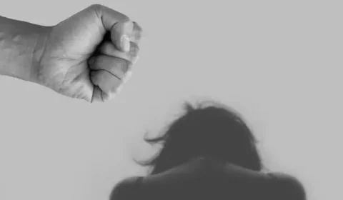 Jovem agride mãe e é amarrado por vizinhos