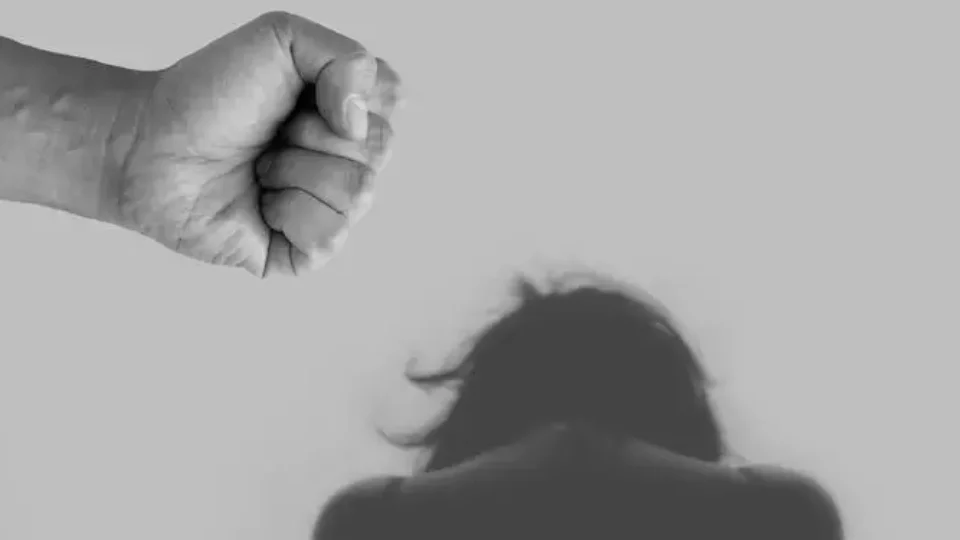 Jovem agride mãe e é amarrado por vizinhos