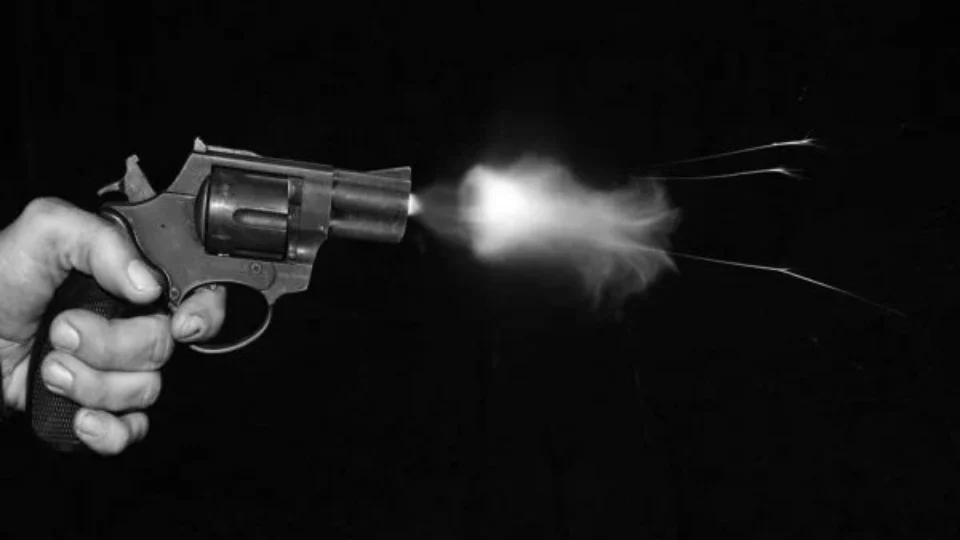 Adolescente de 15 anos é morto pelo irmão após atirar na própria mãe