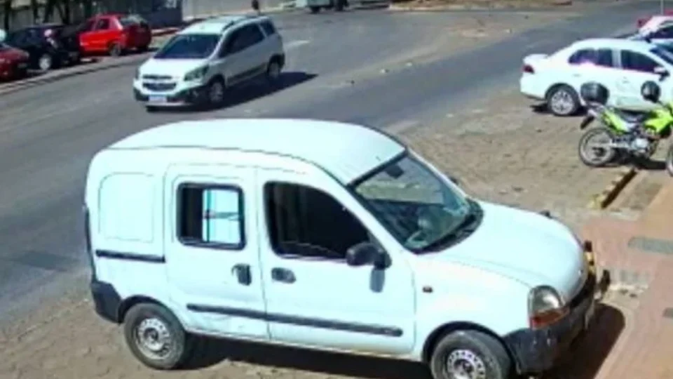 Criança de 9 anos é atropelada por ônibus ao sair da escola