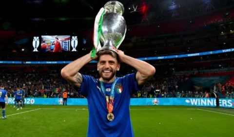 VEJA VÍDEO: Jogador parte para cima de torcedor e é contido