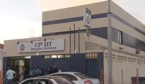 Mulher morre prensada na parede por caminhão manobrado pelo marido