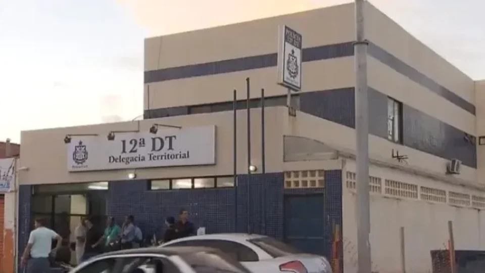 Mulher morre prensada na parede por caminhão manobrado pelo marido