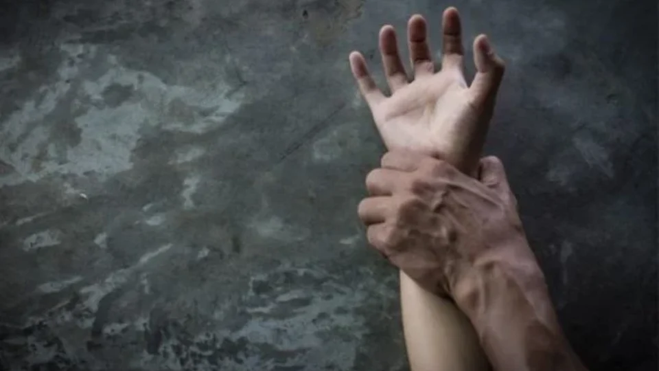 Mais de 120 homens são presos na África do Sul por estupro coletivo