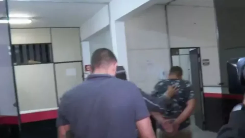 Menino de 9 anos morre após defender mãe de agressão do ex-padrasto