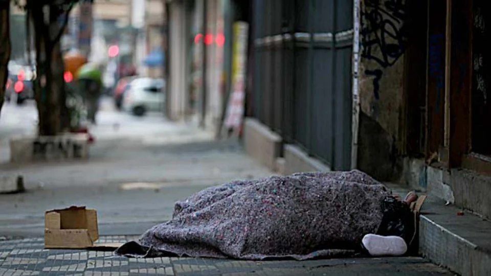 Homem em situação de rua morre de frio em São Paulo