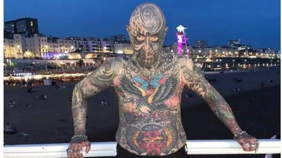 Homem é expulso de mercado por conta das tatuagens que assustaram clientes